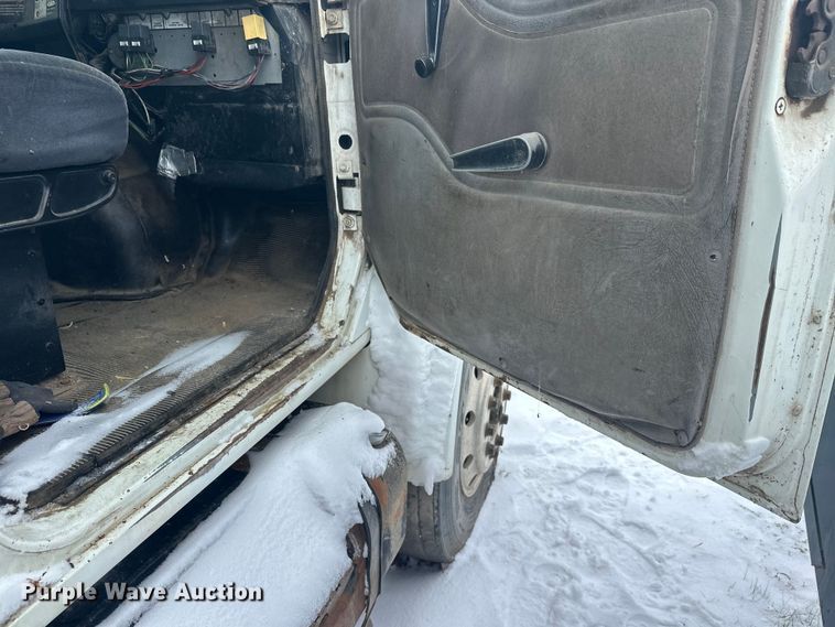 image for item DT6460 1997 International 4900 refuse truck