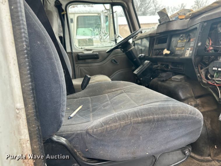 image for item DT6460 1997 International 4900 refuse truck