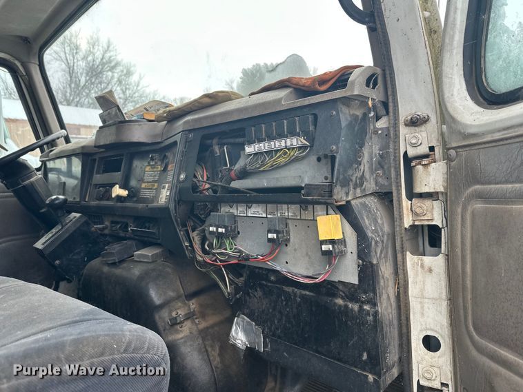 image for item DT6460 1997 International 4900 refuse truck