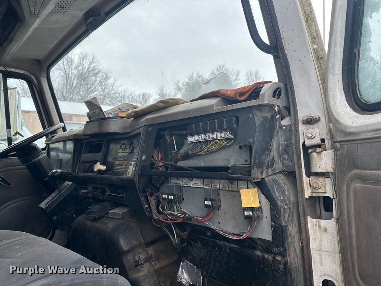 image for item DT6460 1997 International 4900 refuse truck