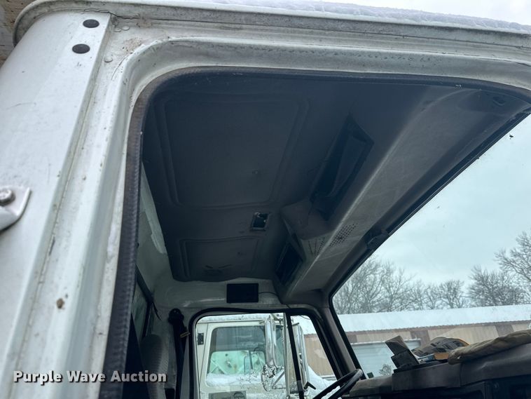 image for item DT6460 1997 International 4900 refuse truck