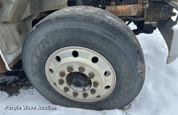 image for item DT6460 1997 International 4900 refuse truck