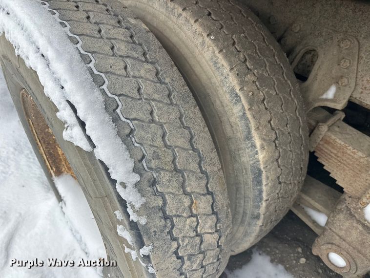 image for item DT6460 1997 International 4900 refuse truck