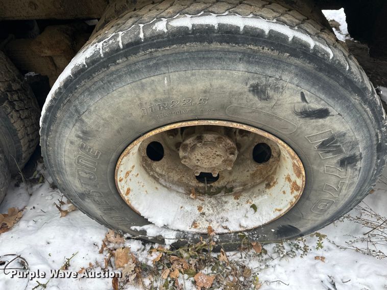 image for item DT6460 1997 International 4900 refuse truck