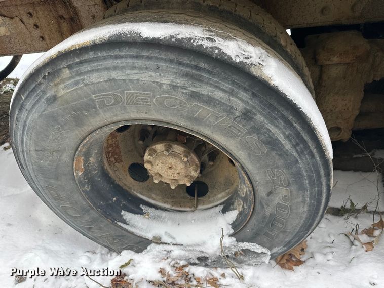 image for item DT6460 1997 International 4900 refuse truck