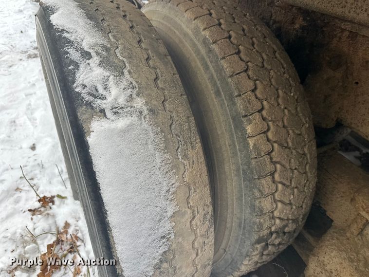 image for item DT6460 1997 International 4900 refuse truck