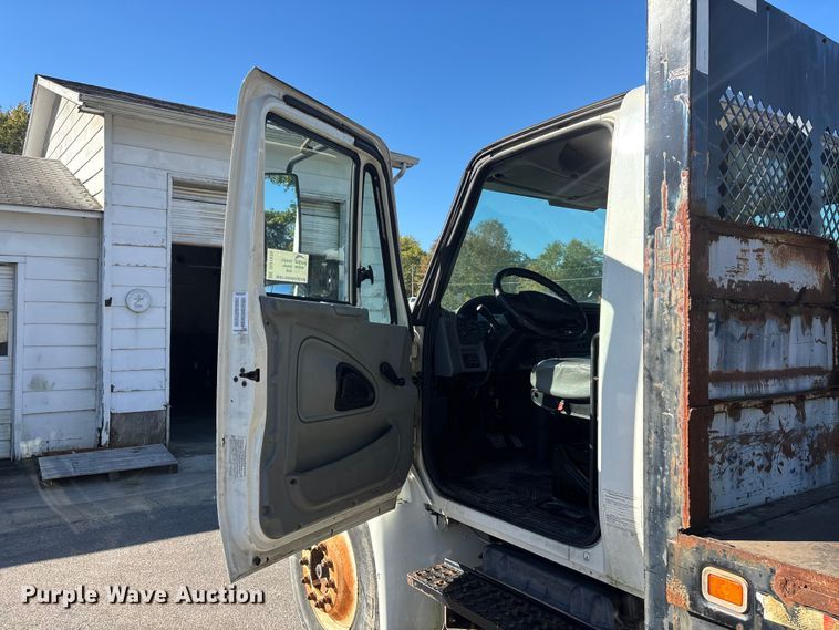 image for item DU1435 2007 International 4300 flatbed truck