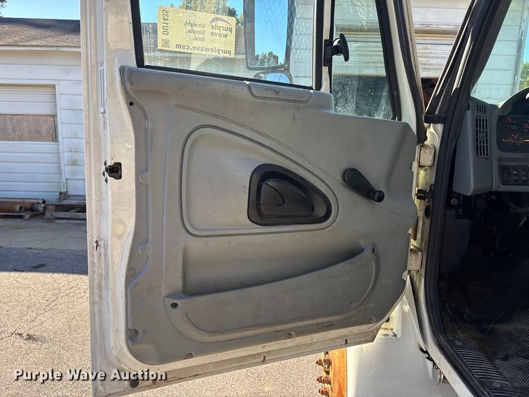 image for item DU1435 2007 International 4300 flatbed truck