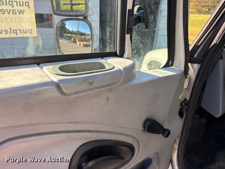 image for item DU1435 2007 International 4300 flatbed truck