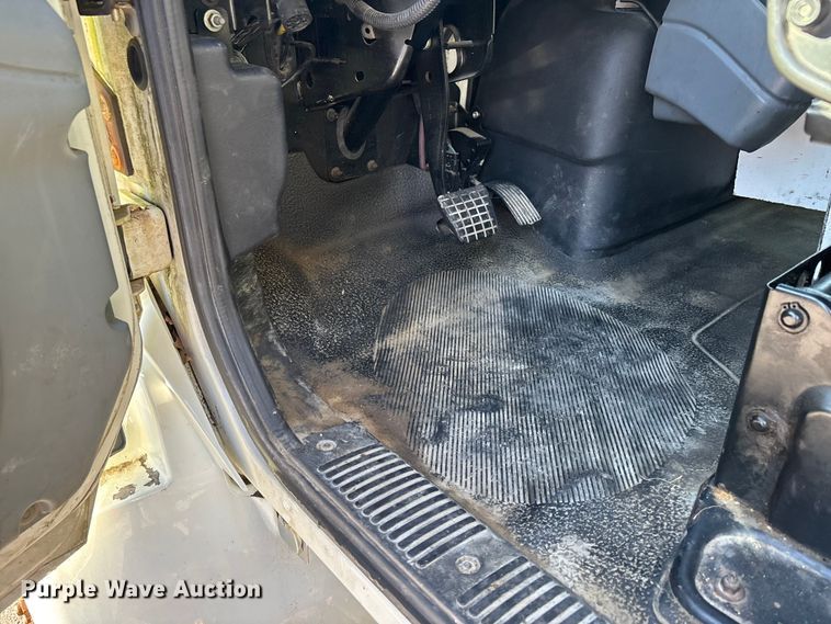 image for item DU1435 2007 International 4300 flatbed truck