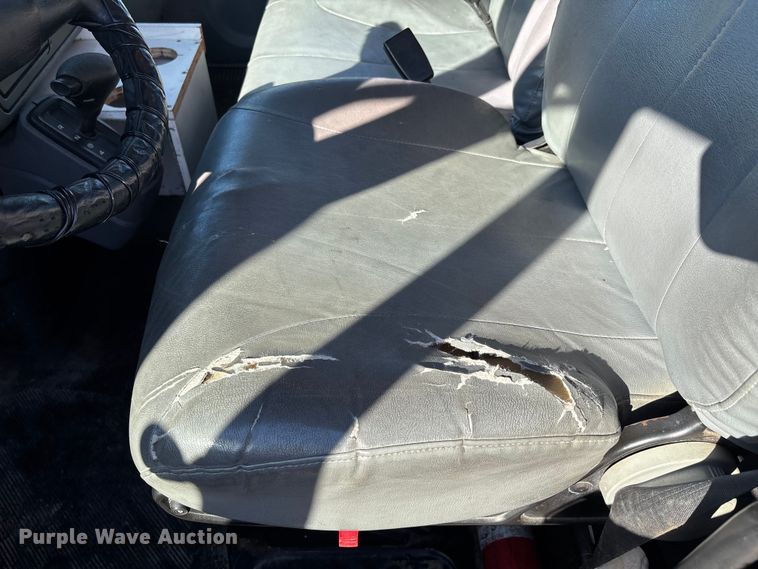 image for item DU1435 2007 International 4300 flatbed truck