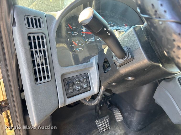 image for item DU1435 2007 International 4300 flatbed truck