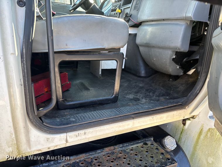 image for item DU1435 2007 International 4300 flatbed truck