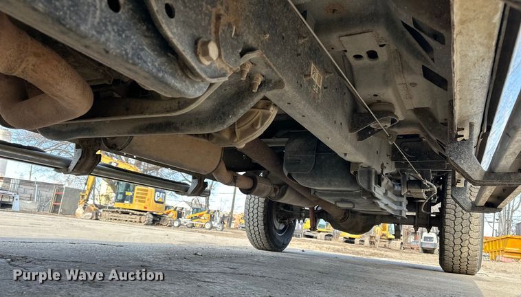 image for item DV0766 2016 Ford F350 Super Duty Crew Cab flatbed pickup truck