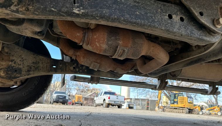 image for item DV0766 2016 Ford F350 Super Duty Crew Cab flatbed pickup truck