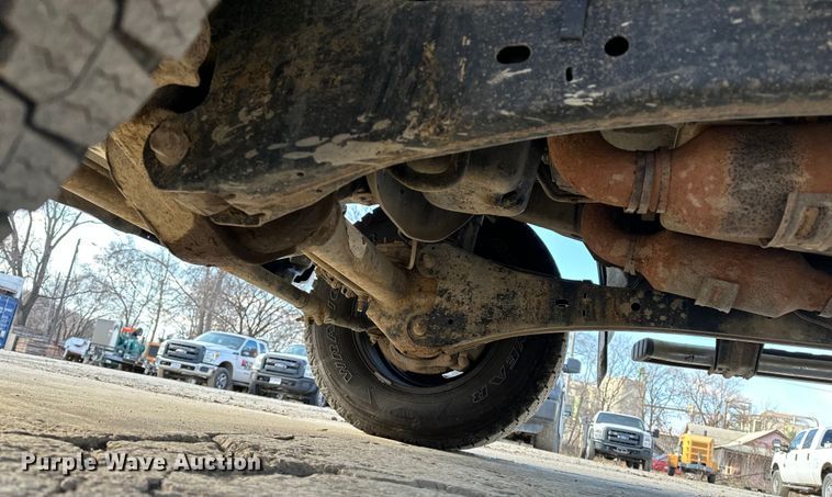 image for item DV0766 2016 Ford F350 Super Duty Crew Cab flatbed pickup truck