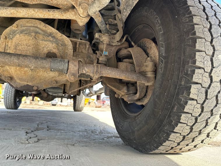 image for item DV0766 2016 Ford F350 Super Duty Crew Cab flatbed pickup truck