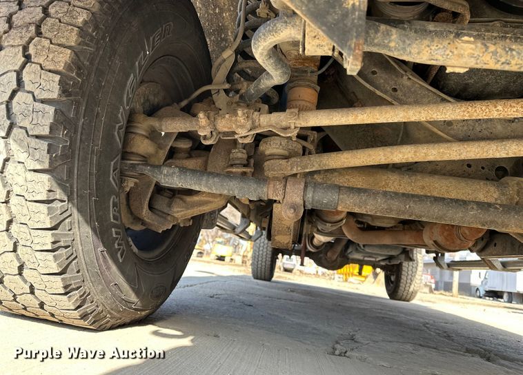 image for item DV0766 2016 Ford F350 Super Duty Crew Cab flatbed pickup truck