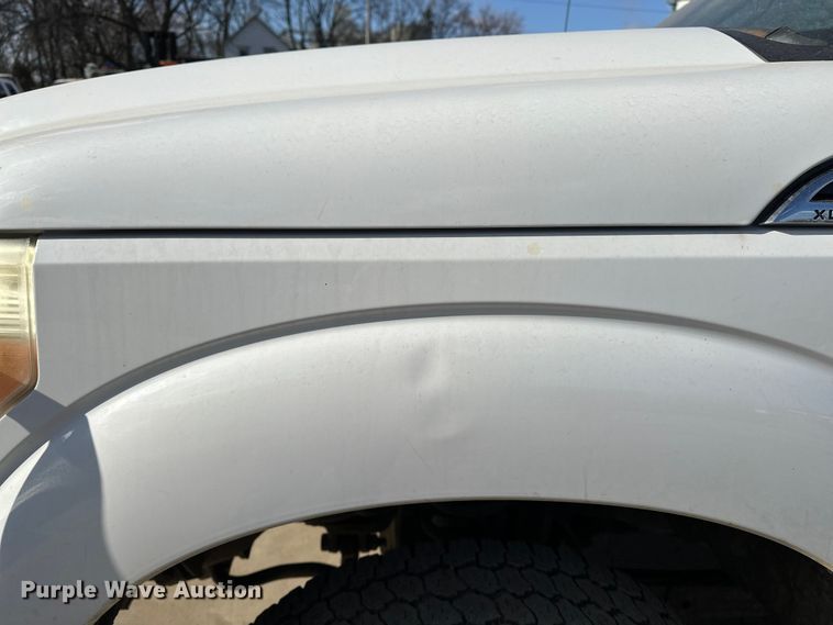 image for item DV0766 2016 Ford F350 Super Duty Crew Cab flatbed pickup truck