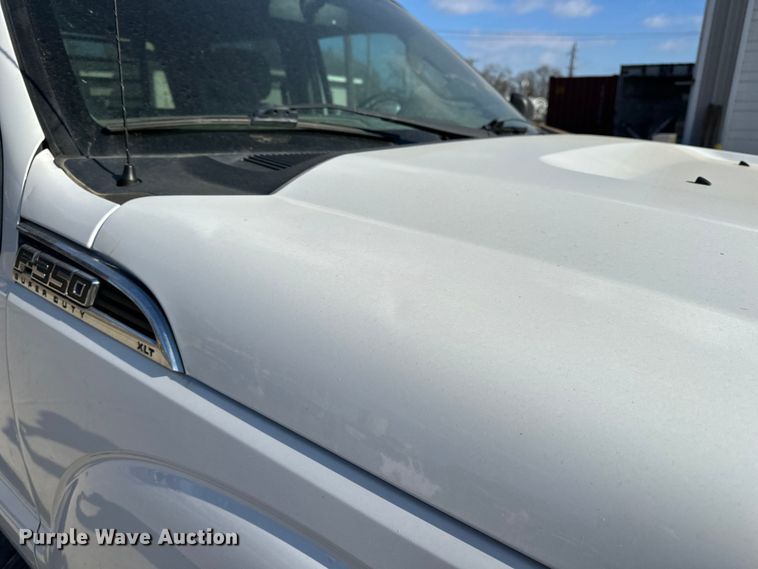 image for item DV0766 2016 Ford F350 Super Duty Crew Cab flatbed pickup truck