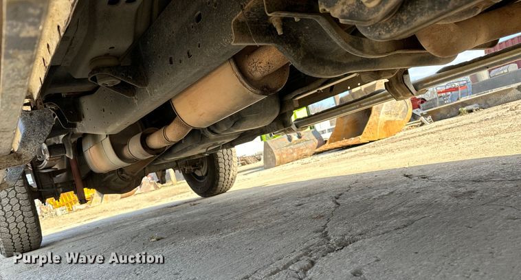 image for item DV0766 2016 Ford F350 Super Duty Crew Cab flatbed pickup truck