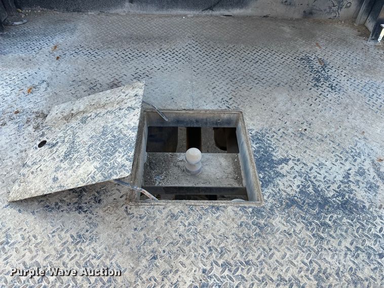 image for item DV0766 2016 Ford F350 Super Duty Crew Cab flatbed pickup truck