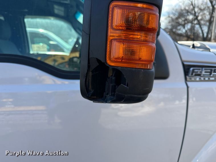 image for item DV0766 2016 Ford F350 Super Duty Crew Cab flatbed pickup truck