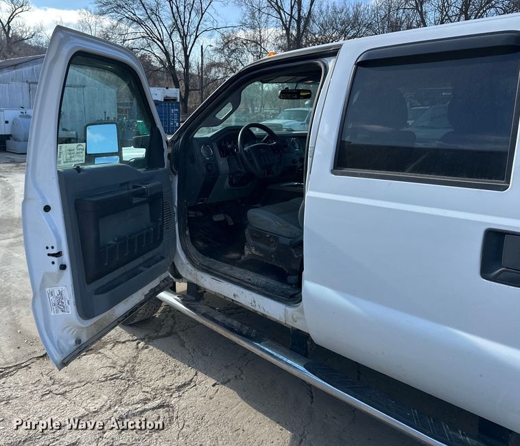 image for item DV0766 2016 Ford F350 Super Duty Crew Cab flatbed pickup truck