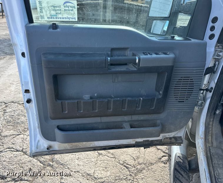 image for item DV0766 2016 Ford F350 Super Duty Crew Cab flatbed pickup truck