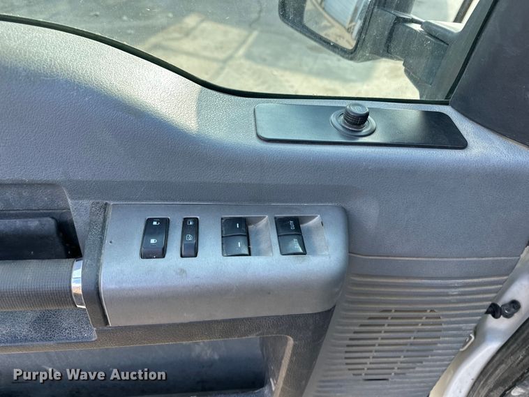 image for item DV0766 2016 Ford F350 Super Duty Crew Cab flatbed pickup truck