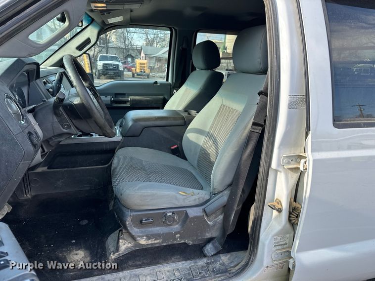 image for item DV0766 2016 Ford F350 Super Duty Crew Cab flatbed pickup truck