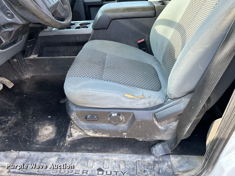 image for item DV0766 2016 Ford F350 Super Duty Crew Cab flatbed pickup truck