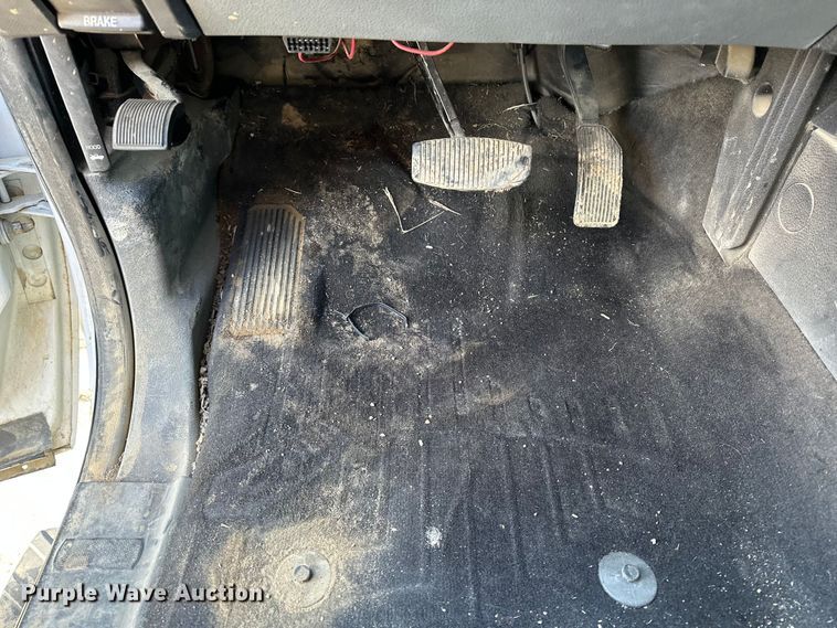 image for item DV0766 2016 Ford F350 Super Duty Crew Cab flatbed pickup truck