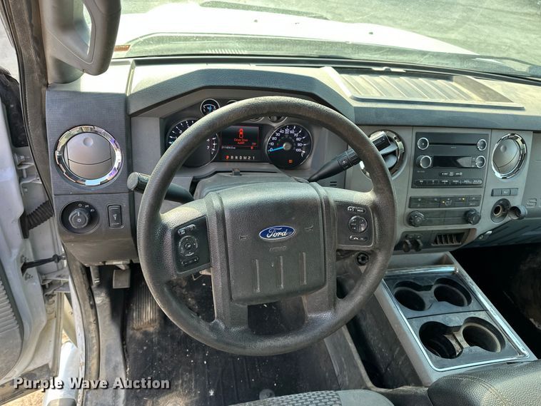 image for item DV0766 2016 Ford F350 Super Duty Crew Cab flatbed pickup truck