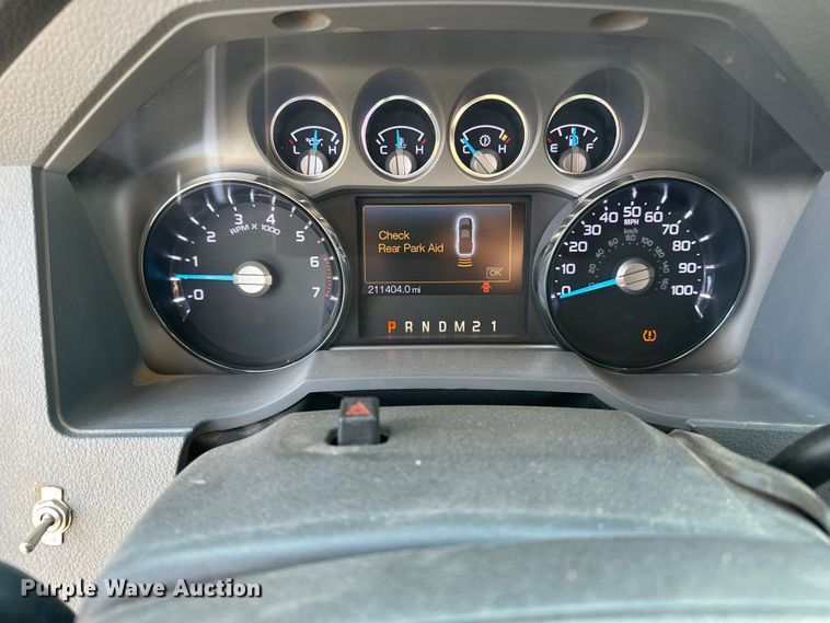 image for item DV0766 2016 Ford F350 Super Duty Crew Cab flatbed pickup truck