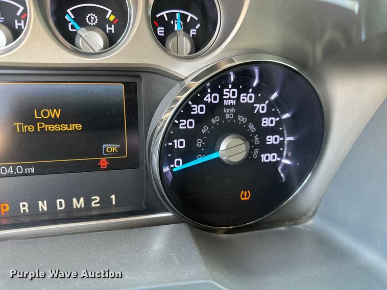 image for item DV0766 2016 Ford F350 Super Duty Crew Cab flatbed pickup truck