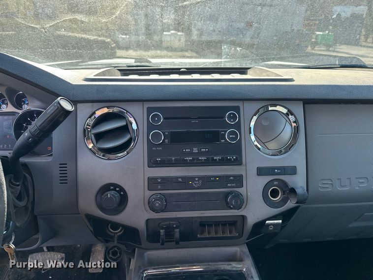 image for item DV0766 2016 Ford F350 Super Duty Crew Cab flatbed pickup truck