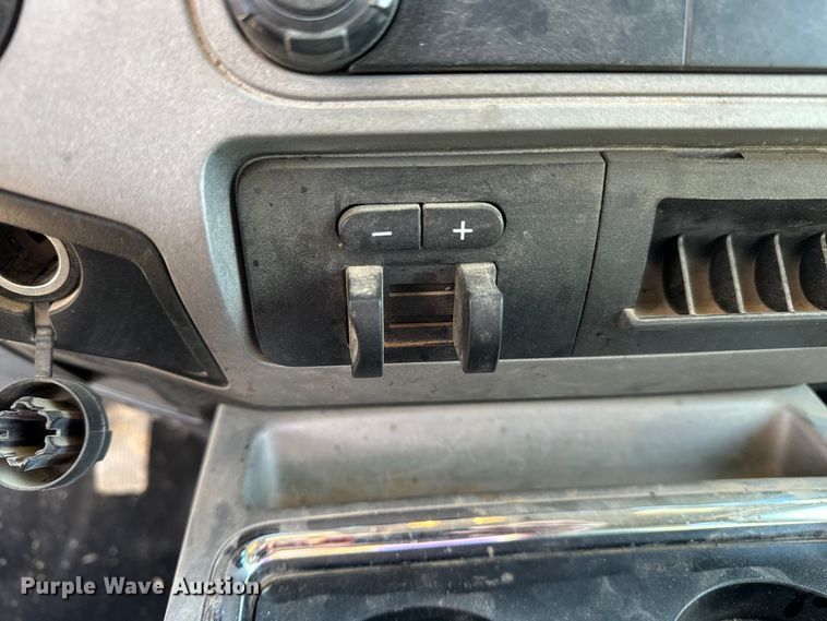 image for item DV0766 2016 Ford F350 Super Duty Crew Cab flatbed pickup truck