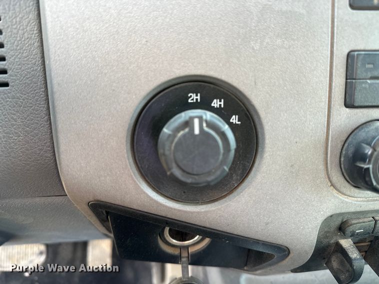 image for item DV0766 2016 Ford F350 Super Duty Crew Cab flatbed pickup truck