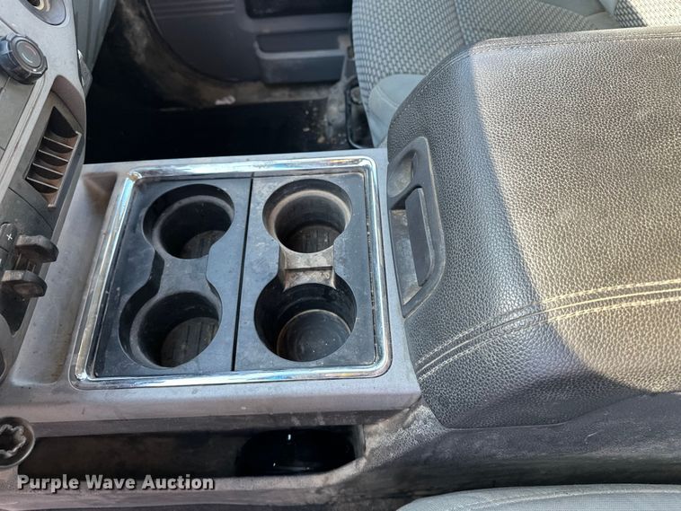 image for item DV0766 2016 Ford F350 Super Duty Crew Cab flatbed pickup truck