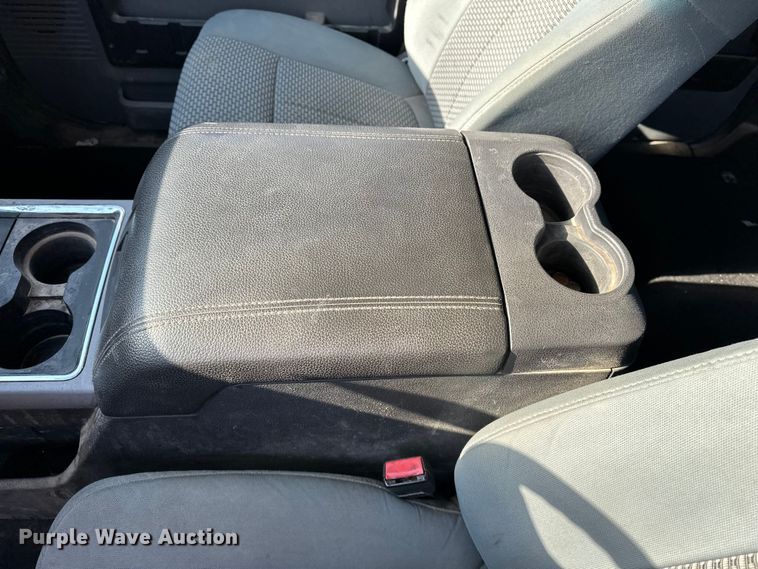 image for item DV0766 2016 Ford F350 Super Duty Crew Cab flatbed pickup truck