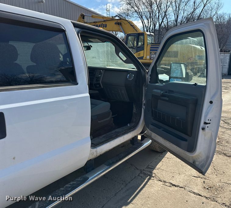 image for item DV0766 2016 Ford F350 Super Duty Crew Cab flatbed pickup truck