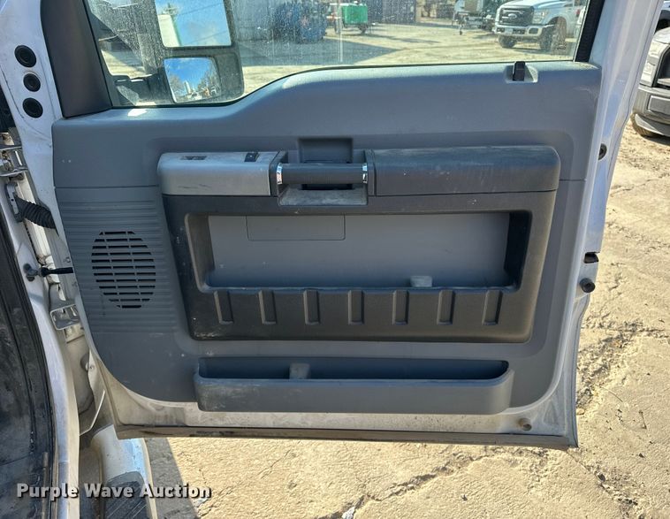 image for item DV0766 2016 Ford F350 Super Duty Crew Cab flatbed pickup truck