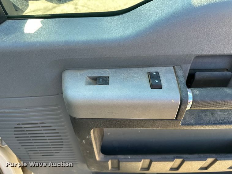 image for item DV0766 2016 Ford F350 Super Duty Crew Cab flatbed pickup truck