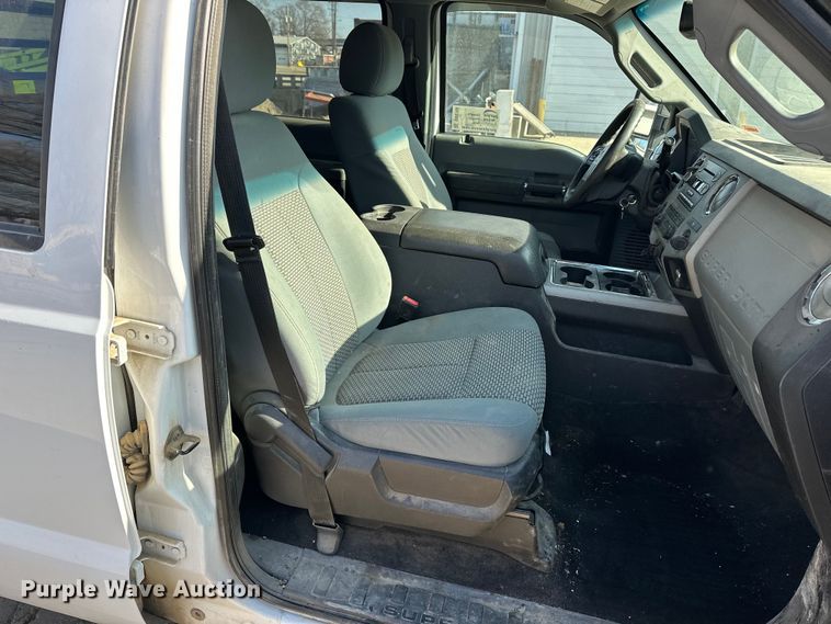 image for item DV0766 2016 Ford F350 Super Duty Crew Cab flatbed pickup truck