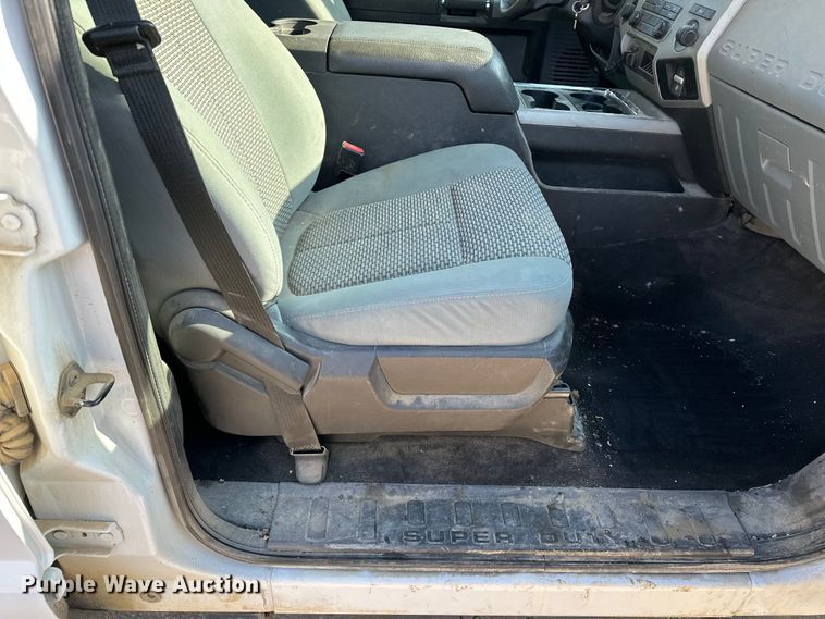 image for item DV0766 2016 Ford F350 Super Duty Crew Cab flatbed pickup truck