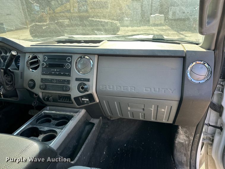 image for item DV0766 2016 Ford F350 Super Duty Crew Cab flatbed pickup truck