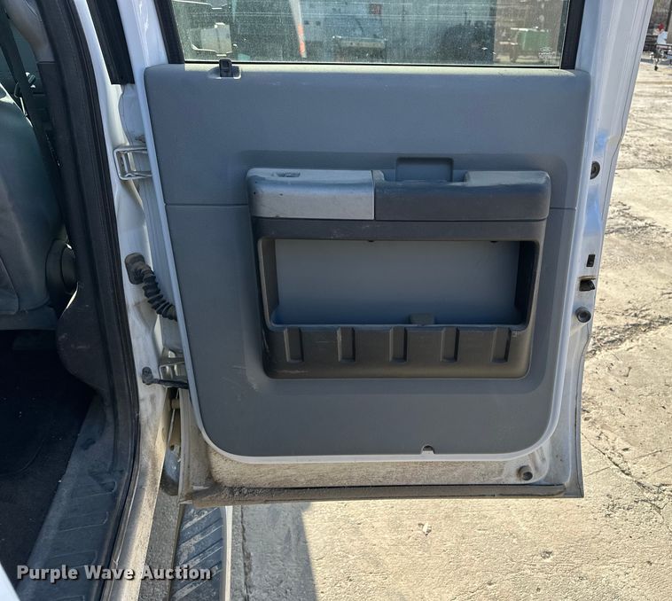 image for item DV0766 2016 Ford F350 Super Duty Crew Cab flatbed pickup truck