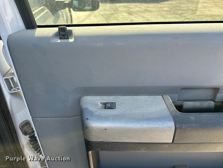 image for item DV0766 2016 Ford F350 Super Duty Crew Cab flatbed pickup truck