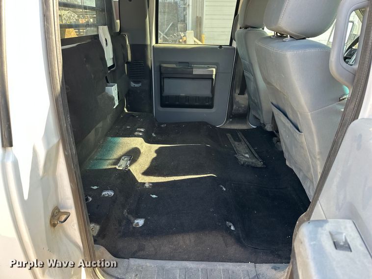 image for item DV0766 2016 Ford F350 Super Duty Crew Cab flatbed pickup truck